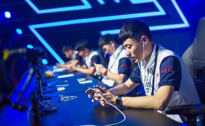 旁骛地朝着 旁骛地朝着